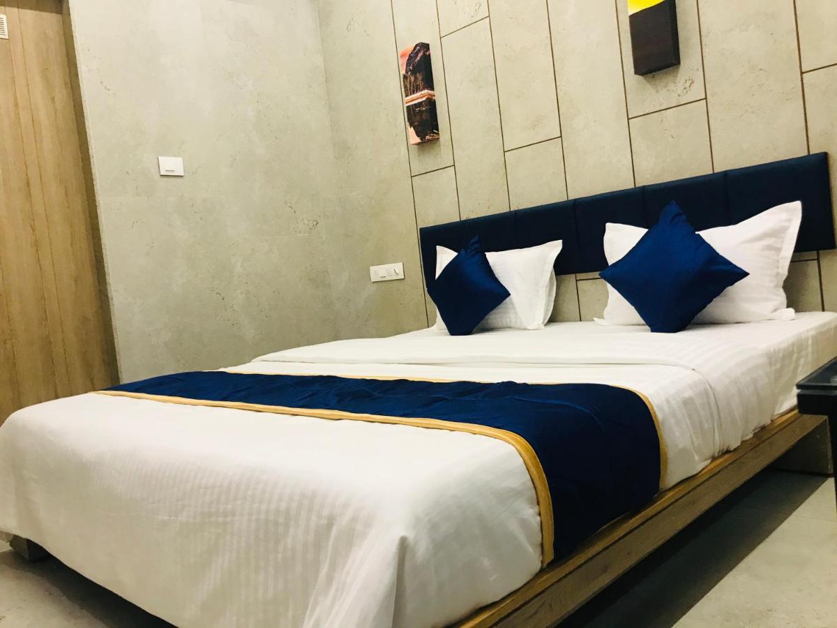 Hotel Blue Berry Gandhinagar Exteriör bild
