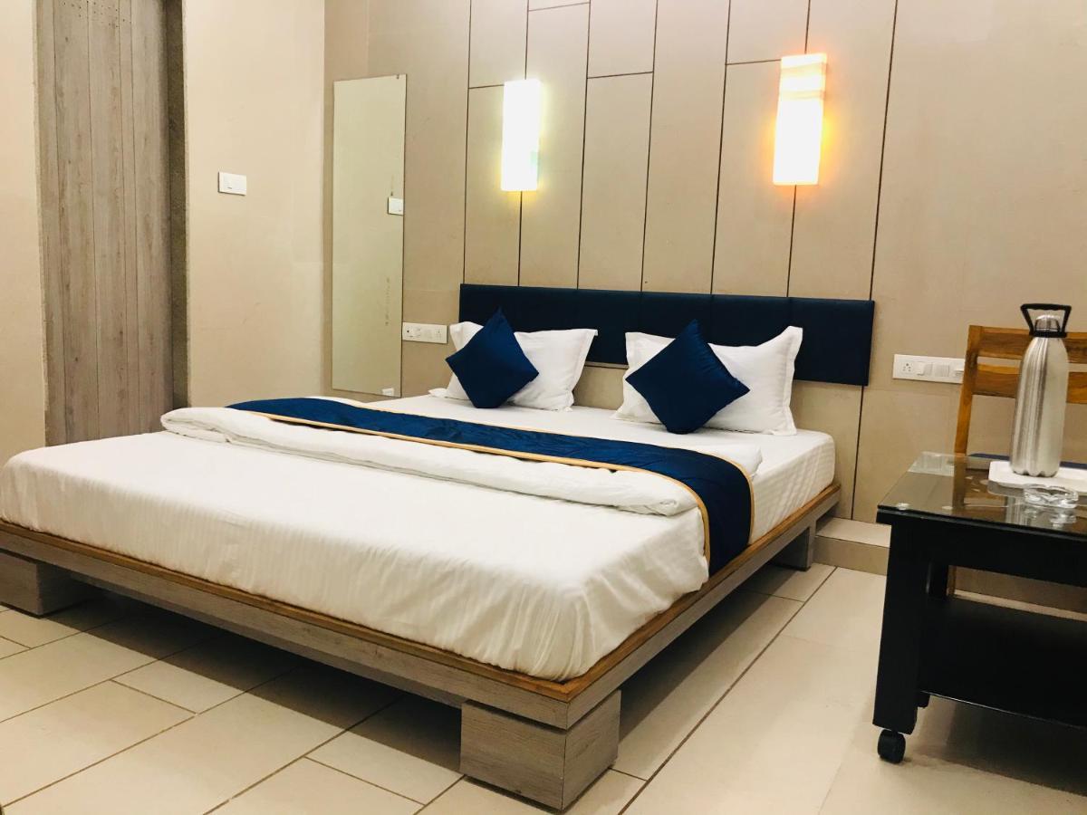Hotel Blue Berry Gandhinagar Exteriör bild