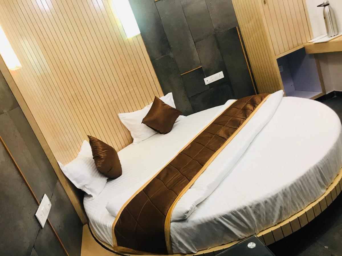 Hotel Blue Berry Gandhinagar Exteriör bild