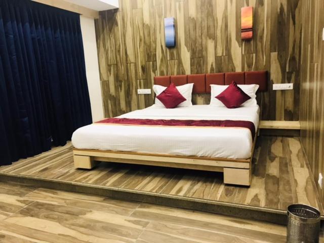 Hotel Blue Berry Gandhinagar Exteriör bild