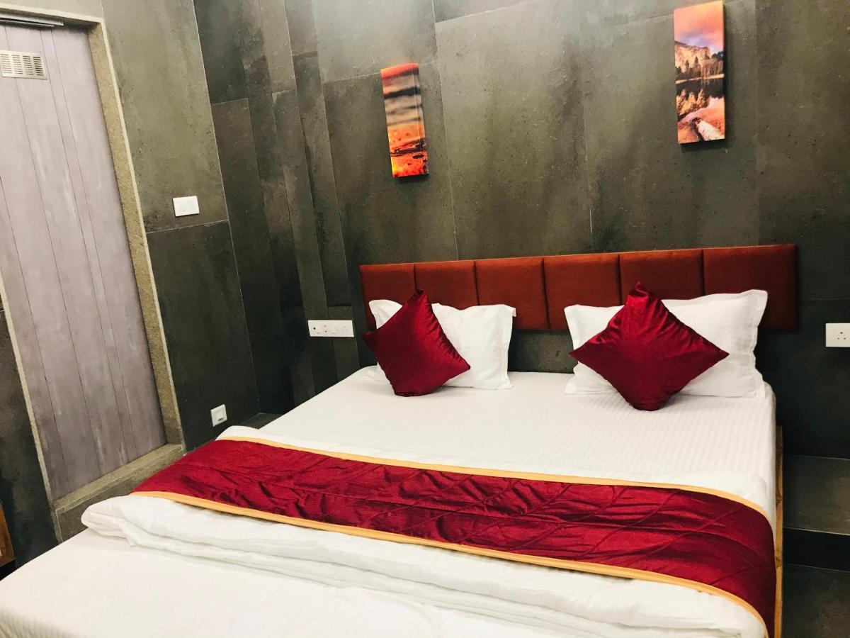 Hotel Blue Berry Gandhinagar Exteriör bild